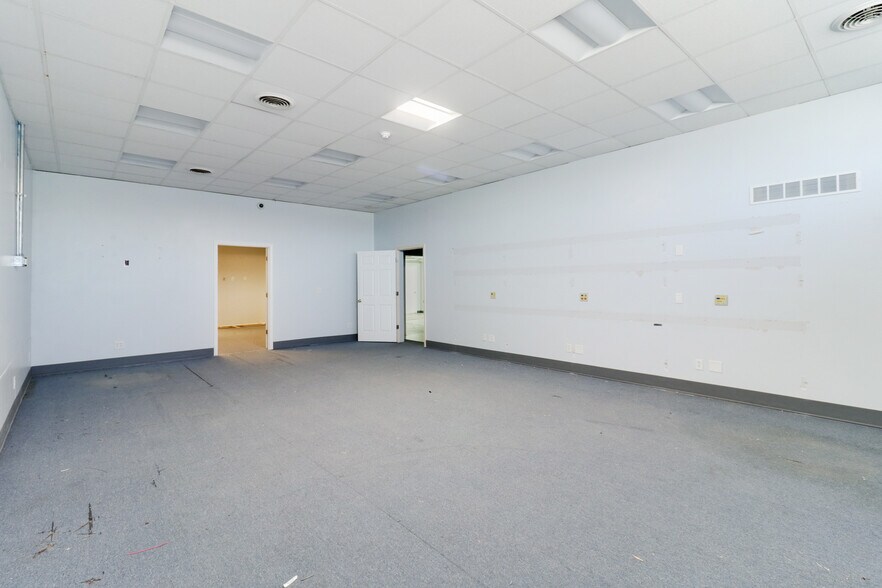 More Photos Of 106 Oak Creek Plz, Bloomington Warehouse For Lease