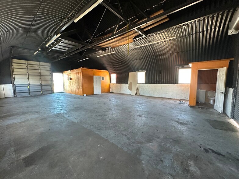 More Photos Of 2012 N Dixie Hwy, Hollywood Light Manufacturing For Sale