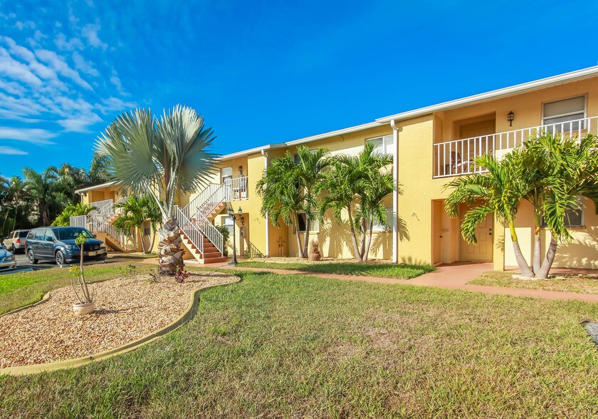 More Photos Of 706 SE 13th Ct, Cape Coral Apartments For Sale