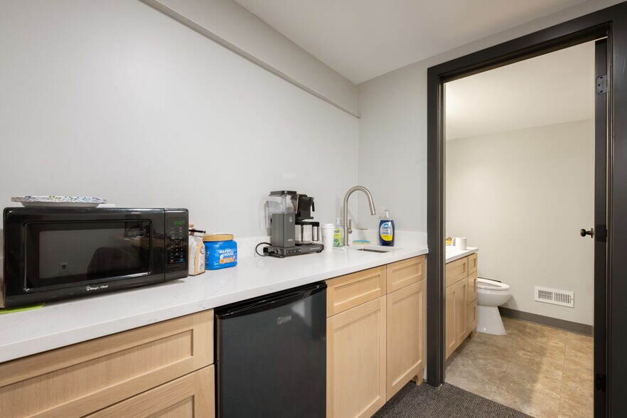 More Photos Of 4714 S Zarzamora St, San Antonio Auto Repair For Sale