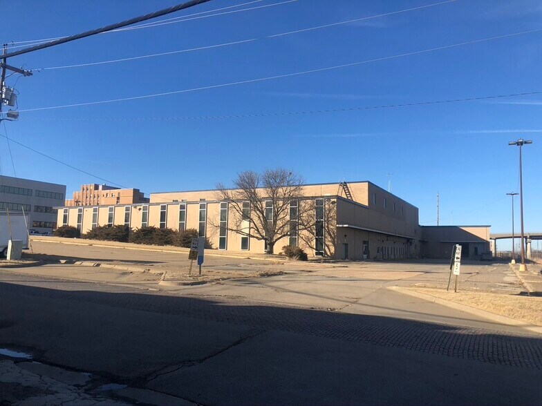 More Photos Of 616 SE Jefferson St, Topeka Light Distribution For Lease