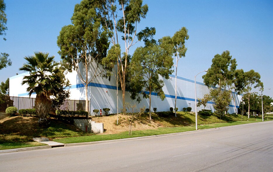 More Photos Of 2030 E University Dr, Rancho Dominguez Warehouse For Lease