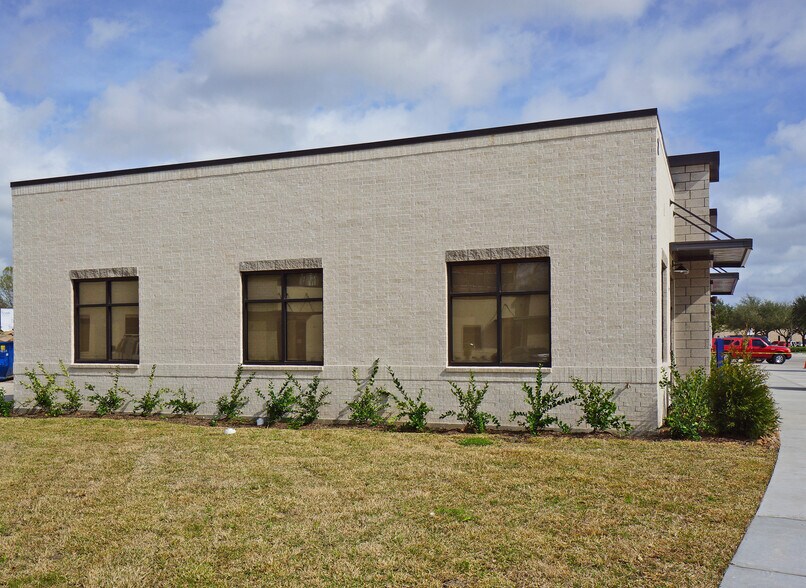 More Photos Of 30625 Kingsland, Brookshire Medical For Lease