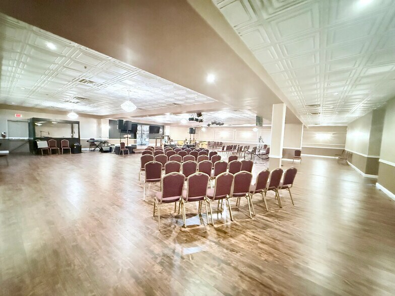 More Photos Of 101 W Glade Rd, Euless Unknown For Lease