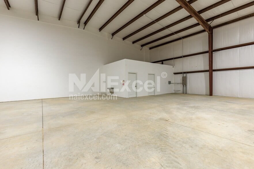 More Photos Of 1129 Regional Pk rd, Hurricane Warehouse For Lease