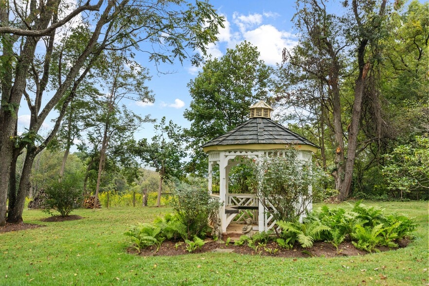 More Photos Of 675 Zachary Taylor Hwy, Flint Hill Hospitality For Sale