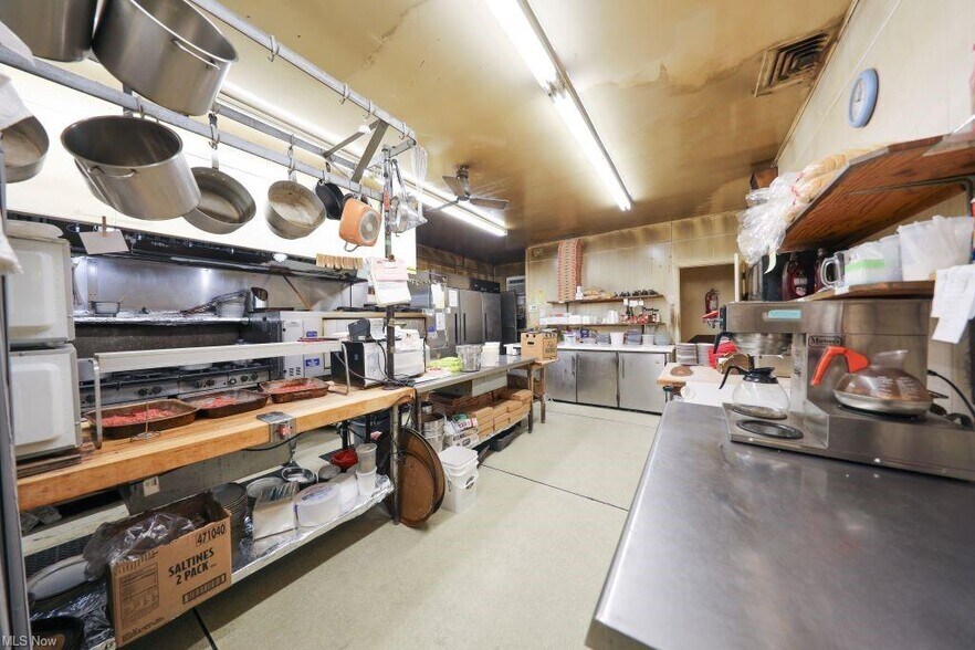 More Photos Of 387 S Broadway Ave, Salem Restaurant For Sale