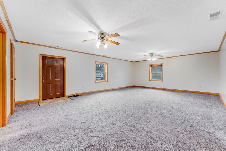 More Photos Of 154 Bridge St, Junior Restaurant For Sale