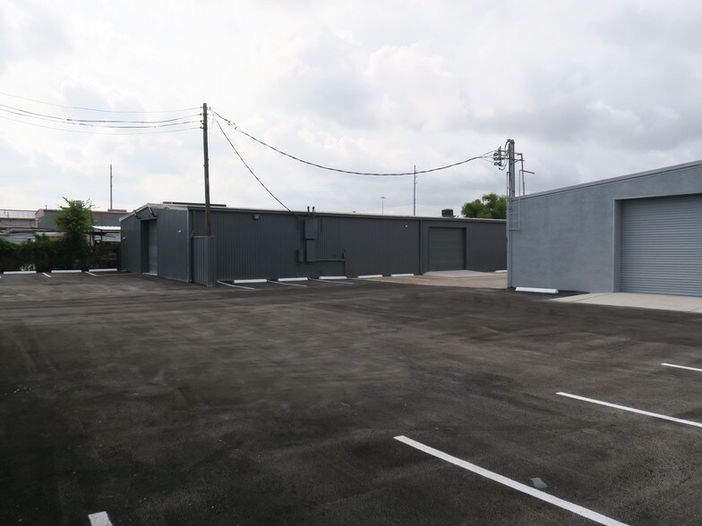 More Photos Of 5830 Star Ln, Houston Light Distribution For Lease