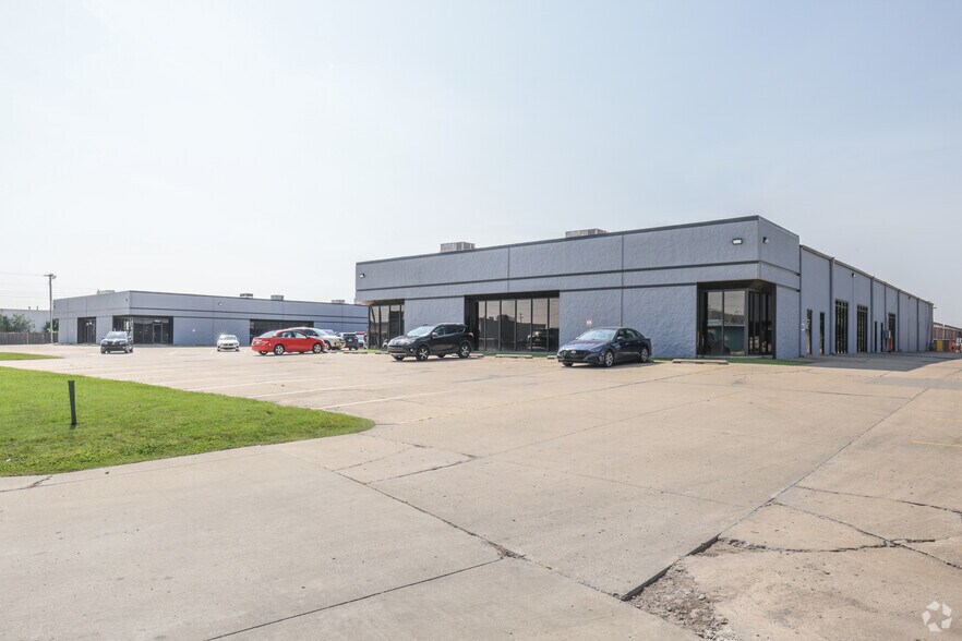 More Photos Of 9522 E 47th Pl, Tulsa Flex For Sale