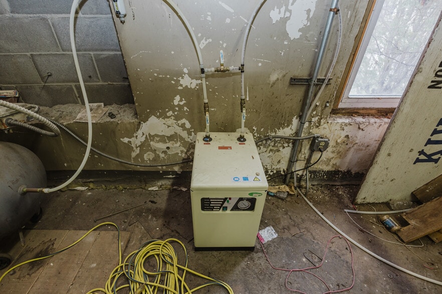 More Photos Of 830 N Kansas Ave, Topeka Bar For Sale