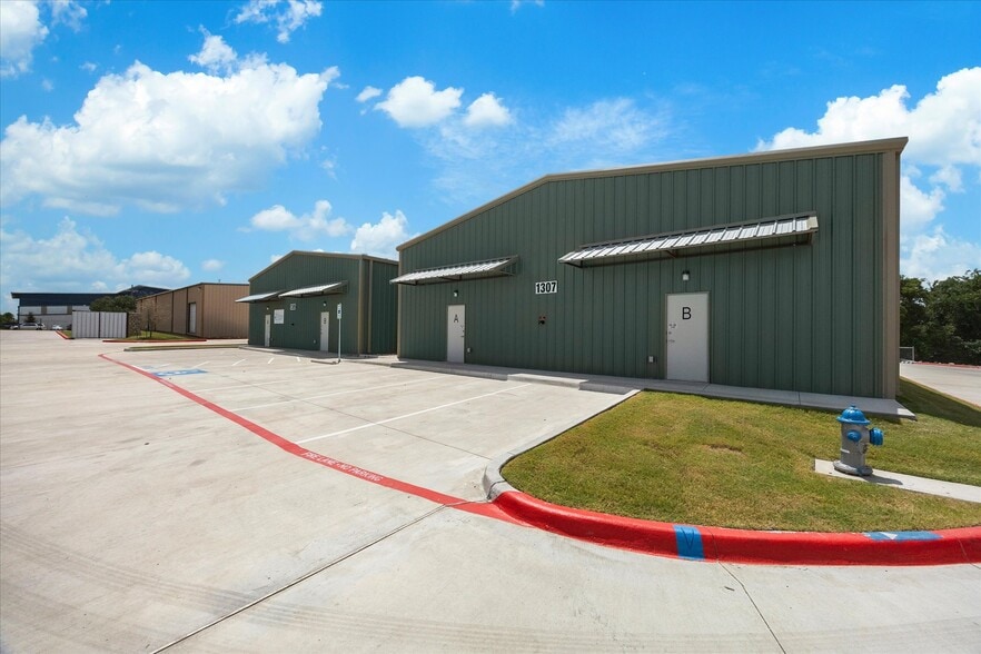 More Photos Of 1305 Industrial Dr, Royse City Warehouse For Lease