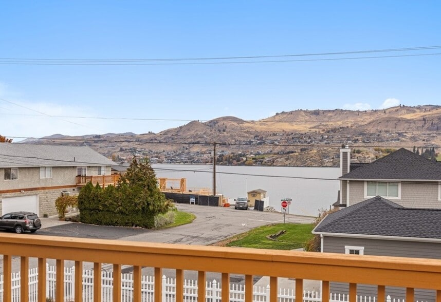 More Photos Of 2044 W Woodin Ave, Chelan Hotel For Sale
