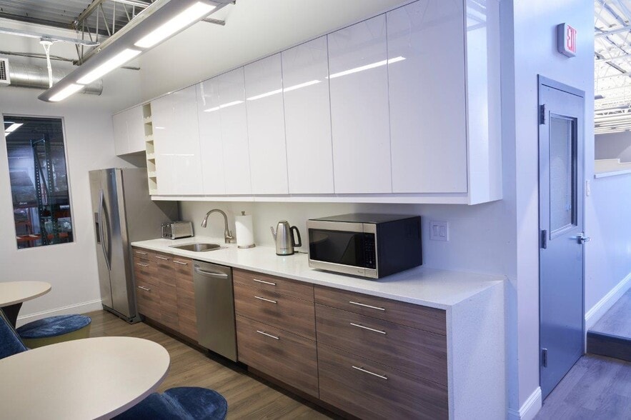 More Photos Of 83 Broad Ave, Fairview Warehouse For Lease