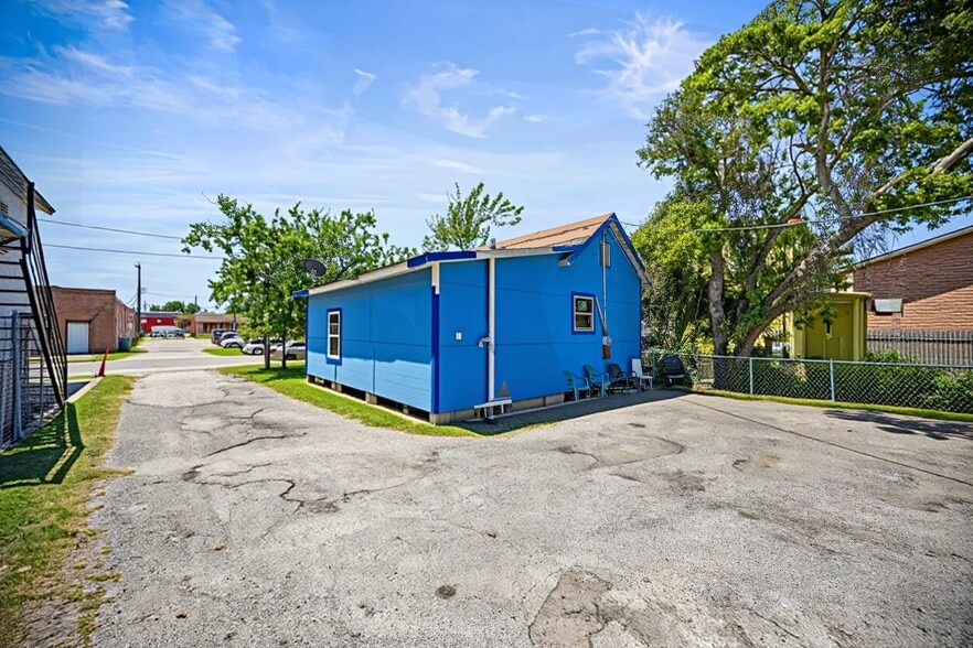 More Photos Of 1915 45th St, Galveston Storefront Retail Residential For Sale