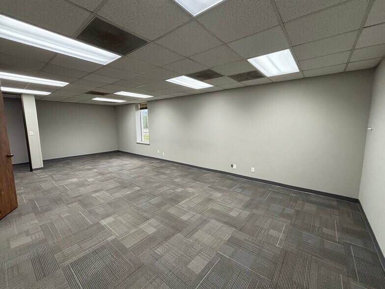 More Photos Of 2425 US Highway 41 N, Evansville Office For Lease