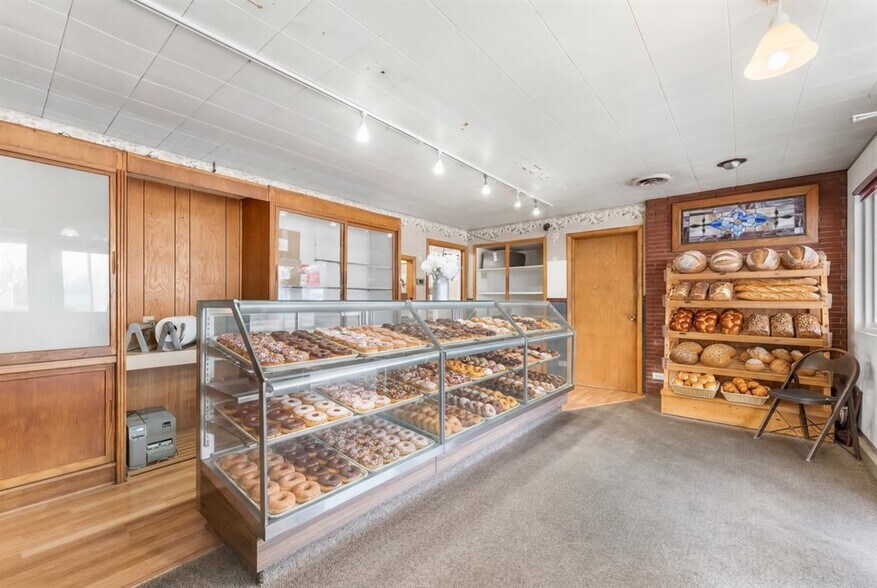 More Photos Of 118 Main St, Luxemburg Specialty For Sale