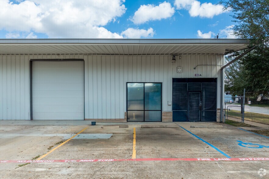 More Photos Of 1800 Sherwood Forest St, Houston Warehouse For Lease
