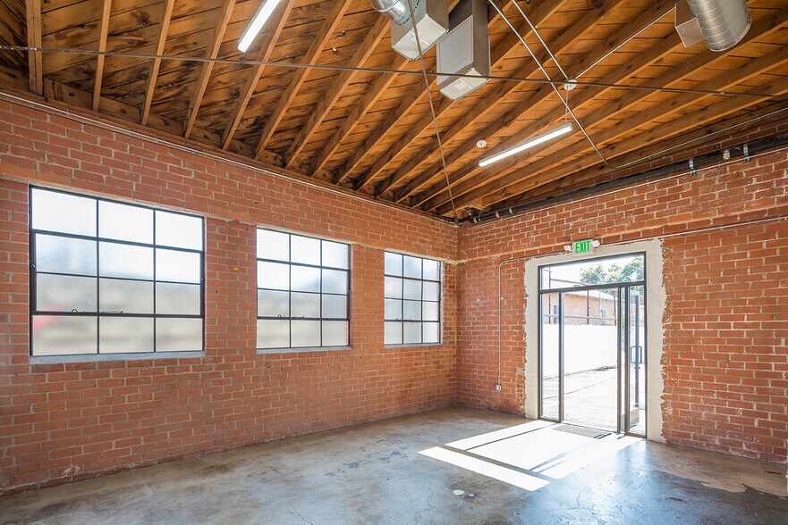 More Photos Of 1458 E 58th Pl, Los Angeles Showroom For Lease