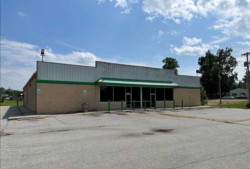 More Photos Of 216 Colonels Way W, Henryville Freestanding For Sale