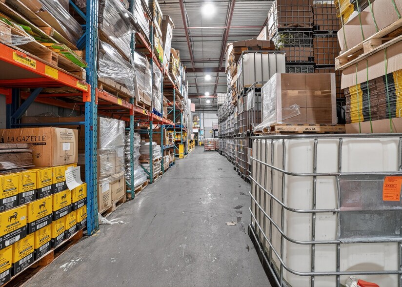 More Photos Of 7524-7550 Ch De La Côte-de-Liesse, Montréal Distribution For Sale