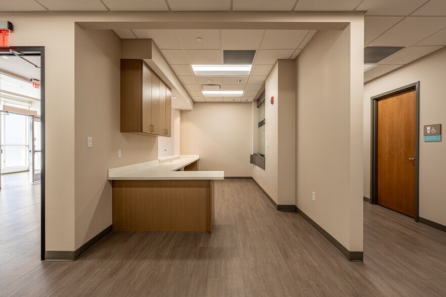 More Photos Of 140 Hansen Blvd, North Aurora Medical For Lease