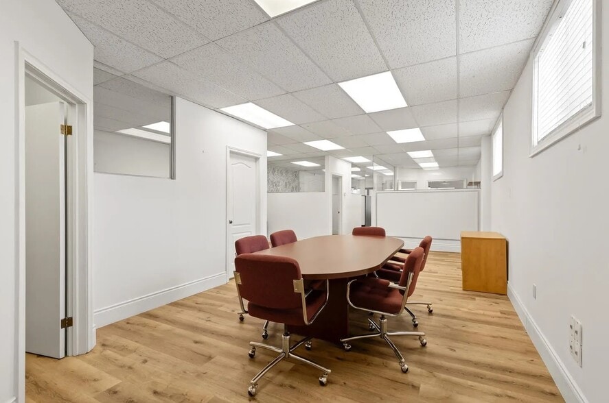 More Photos Of 696 Hamilton Rd, London Office For Lease
