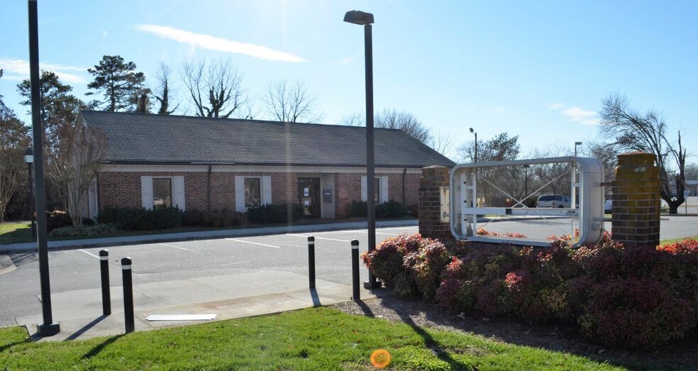 More Photos Of 3201 1st Ave SW, Hickory Bank For Sale