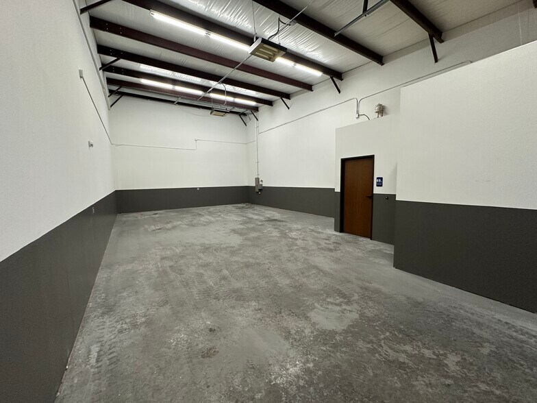 More Photos Of 1904 W Iola St, Broken Arrow Warehouse For Lease