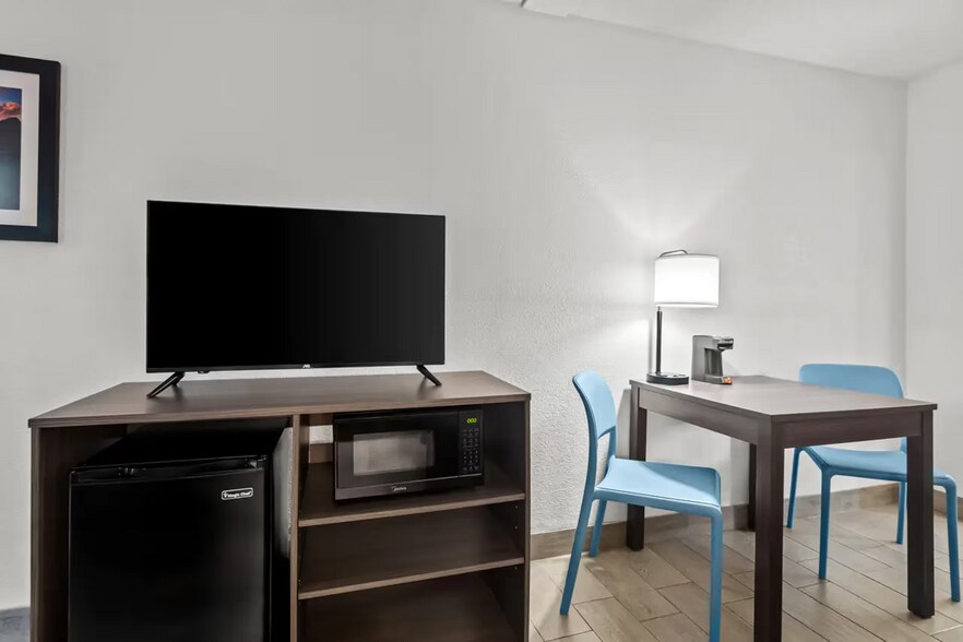 More Photos Of 1400 34th St N, Saint Petersburg Hotel For Sale