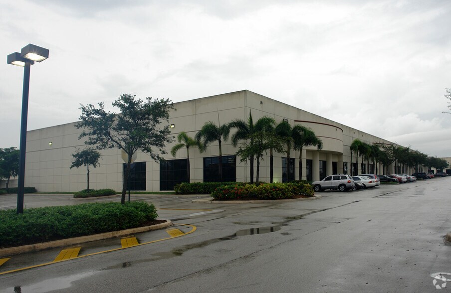 More Photos Of 2805-2889 N Commerce Pky, Miramar Distribution For Lease