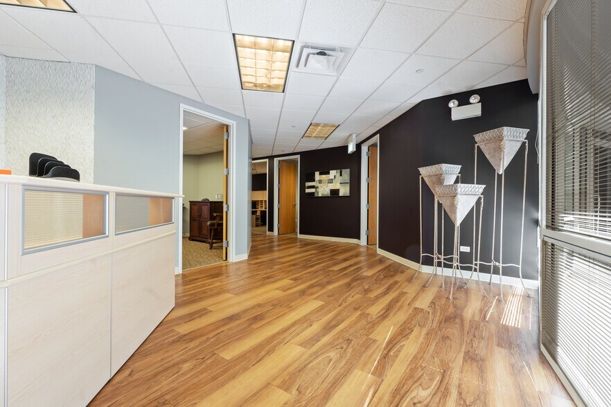 More Photos Of 1 TransAm Plaza Dr, Oakbrook Terrace Office For Sale