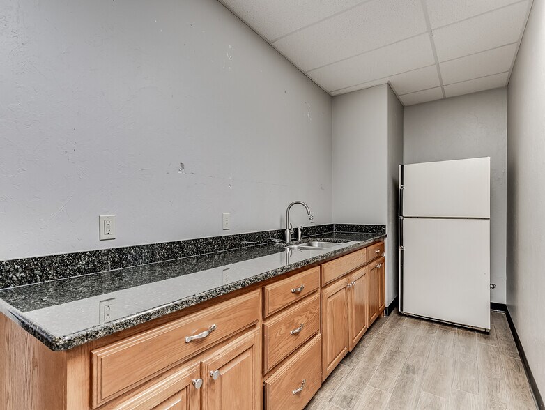 More Photos Of 17311 NE 23rd St, Choctaw Office For Sale