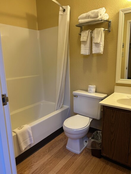 More Photos Of 299 Adena Dr, Newcomerstown Hotel For Sale