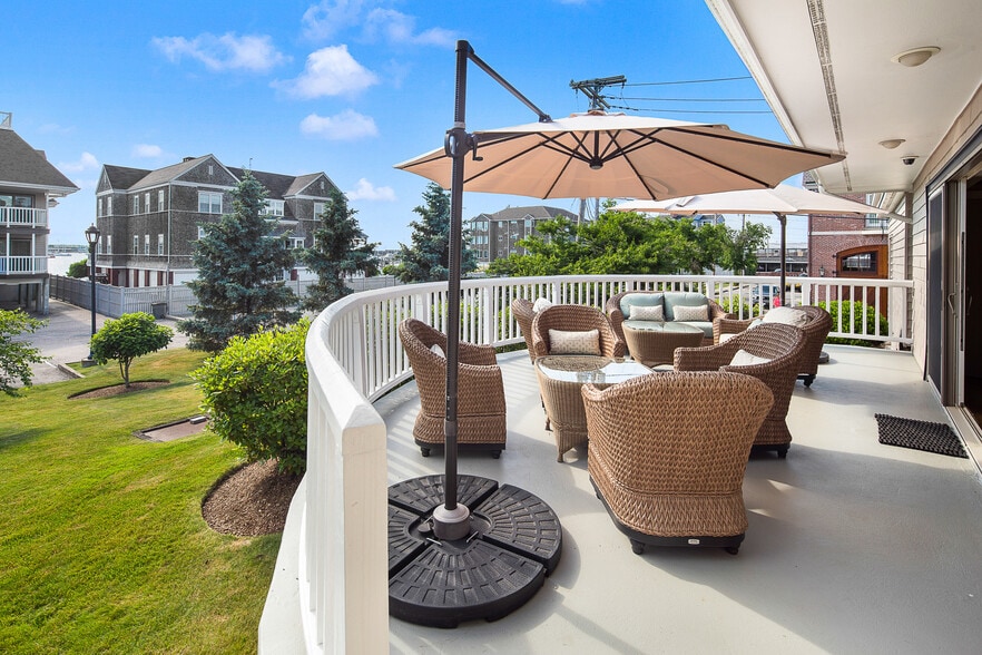 More Photos Of 551 Thames St, Newport Hotel For Sale