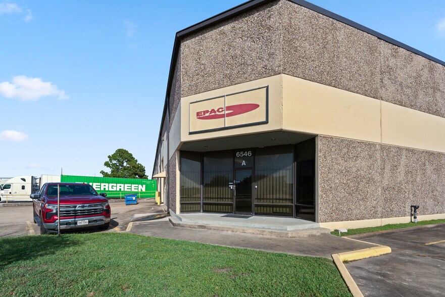 More Photos Of 6546 Petropark Dr, Houston Warehouse For Sale