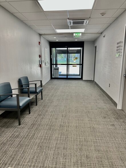 More Photos Of 4 Dearfield Dr, Greenwich Medical For Lease