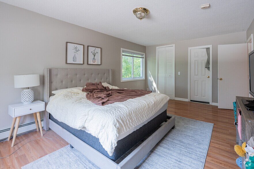 More Photos Of 383-435 Oaklawn Ave, Cranston Apartments For Sale