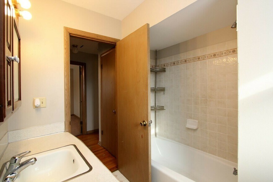 More Photos Of 3805 S Kinnickinnic Ave, Milwaukee Office Residential For Lease