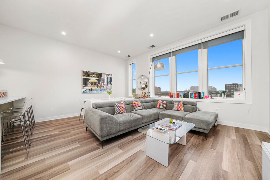 More Photos Of 1553 N Wells St, Chicago Apartments For Sale