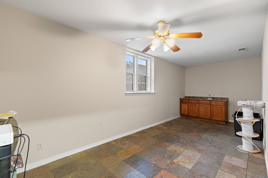 More Photos Of 446 3rd st, Burkburnett Warehouse For Sale