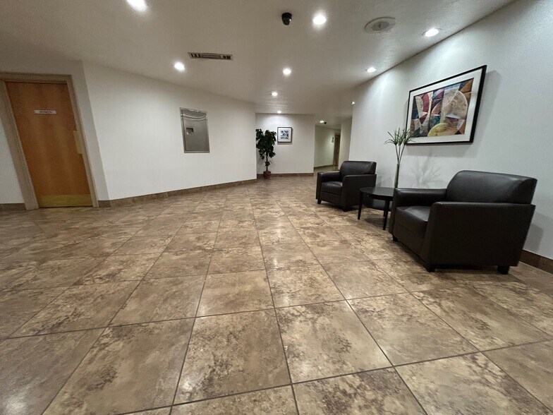 More Photos Of 1480 Renaissance Dr, Park Ridge Office For Lease