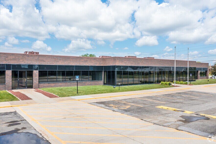 More Photos Of 4102 114th St, Urbandale Flex For Lease