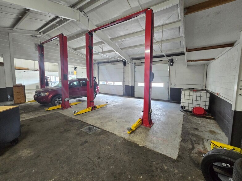 More Photos Of 300 Diagonal St, Clarkston Auto Repair For Sale