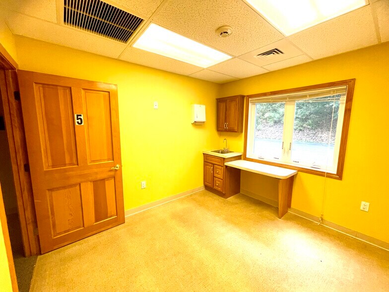 More Photos Of 52-56 Stiles Rd, Salem Medical For Lease