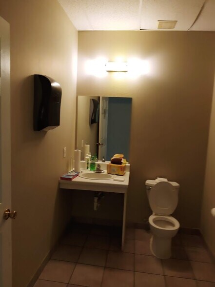 More Photos Of 8909 Regents Park Dr, Tampa Office Residential For Lease