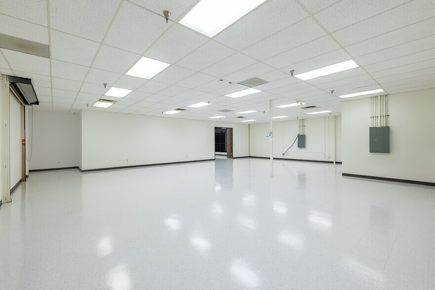 More Photos Of 2223 Eastman Ave, Ventura Manufacturing For Lease