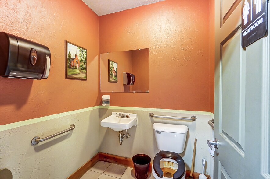More Photos Of 20660 W Bowling Green Road, Weston Auto Repair For Lease