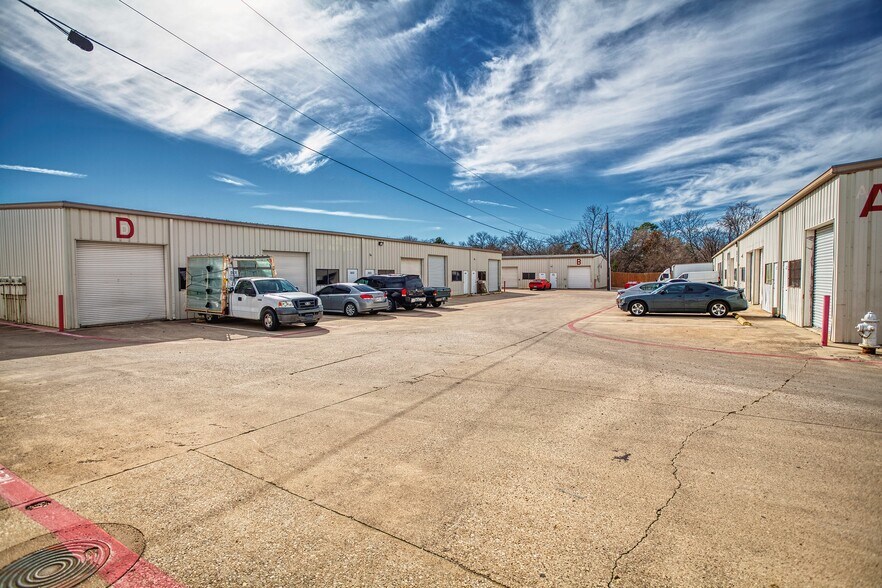 More Photos Of 817 S Mill St, Lewisville Flex For Lease