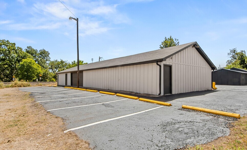More Photos Of 605 Martin Luther King Junior Dr, Temple Warehouse For Sale